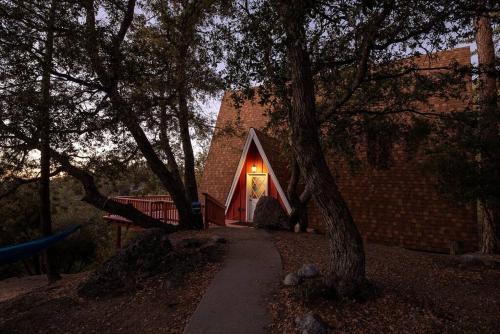 Picturesque A-Frame Cabin with Spectacular Views in Pine Cove, USA