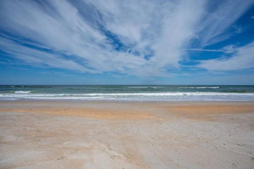 Beachfront Private ll Beach Access ll Luxe Bedroom