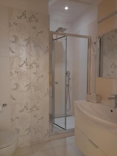 Double Room with Spa Bath image 10