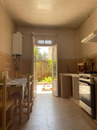 מטבח, Yassine's home in ג'יג'ל