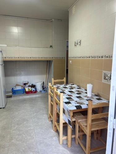 מטבח, Yassine's home in ג'יג'ל