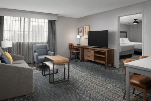 One-Bedroom Suite with Two Queen Beds image 1