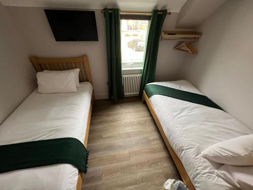 1 king bed, 2 twin beds