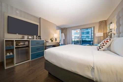 Deluxe King Room with Balcony image 10