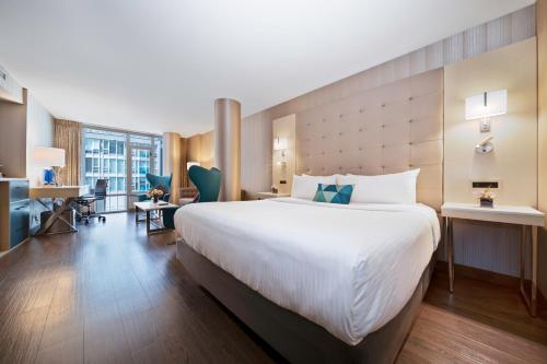 Executive King Suite image 10