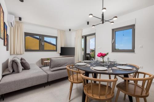 設施, Apartmani Vila Mara M 4 heated pool and whirpool in 奧米沙利
