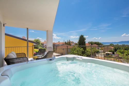 熱水浴缸, Apartmani Vila Mara M 4 heated pool and whirpool in 奧米沙利