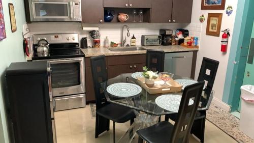 Tropical Pool Luxury Home Best Location Beaches Restaurant Hard Rock Fun in Hallandale Beach, USA
