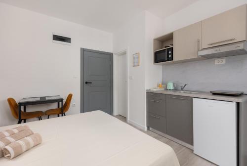 Studio with Sea View image 9
