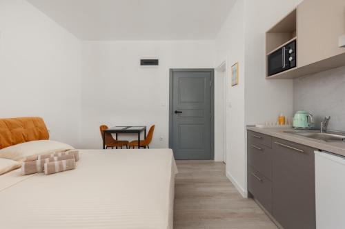 Studio with Sea View image 8