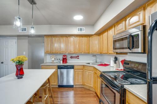 Patio and Fire Pit Willow Grove Family Home in 威洛格魯夫 (PA)