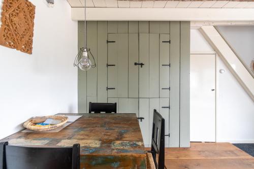 Stijlvol & lief onthaast-huisje met piano, tv en wifi in Holwerd