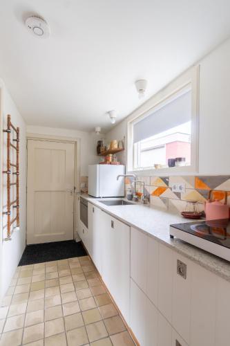 Stijlvol & lief onthaast-huisje met piano, tv en wifi in Holwerd