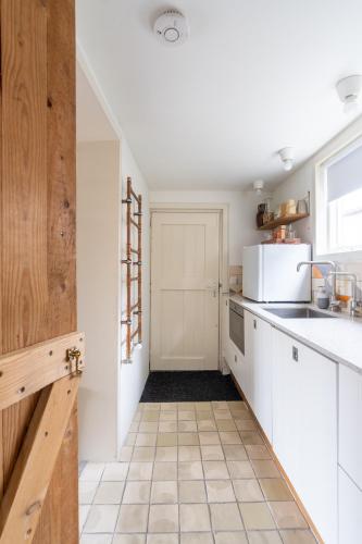 Stijlvol & lief onthaast-huisje met piano, tv en wifi in Holwerd