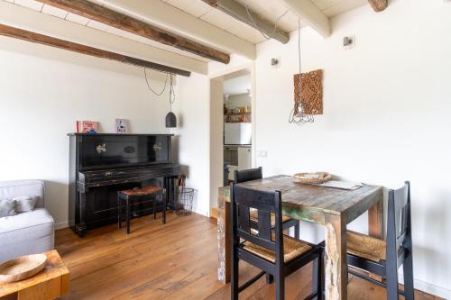 Stijlvol & lief onthaast-huisje met piano, tv en wifi in Holwerd