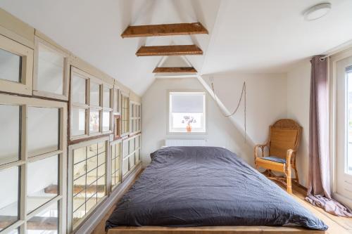 Stijlvol & lief onthaast-huisje met piano, tv en wifi in Holwerd