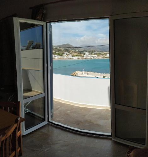 Sea View And Mountain View Apartment For 4 People. in Makris Gialos