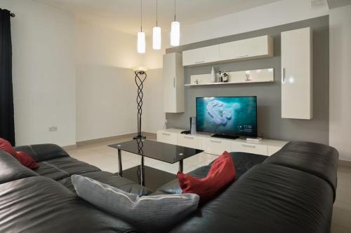 King Bed Balluta Bay En Suite&Private Balcony - Tap to explore photos
