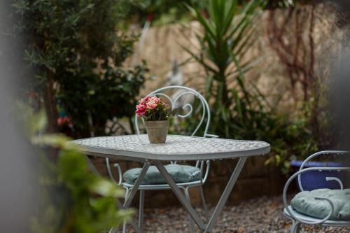 Studio with Garden View image 1