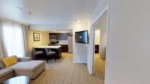 Chase Suite Hotel Newark-Fremont Room Type - One Bedroom Suite - 1 King Bed
