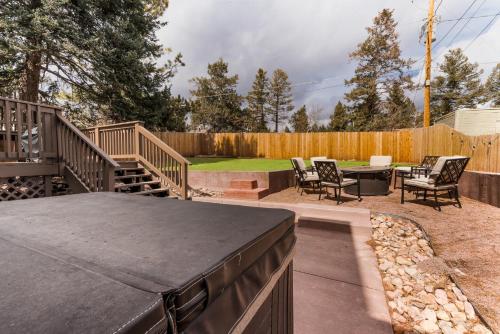 Lorraine Loft - Pet-Friendly Game Room Hot Tub Pit in Woodland Park, USA