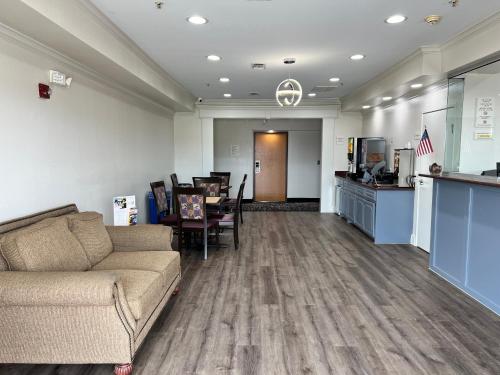 Super 8 by Wyndham Beaumont/I-10 S TX - image 11