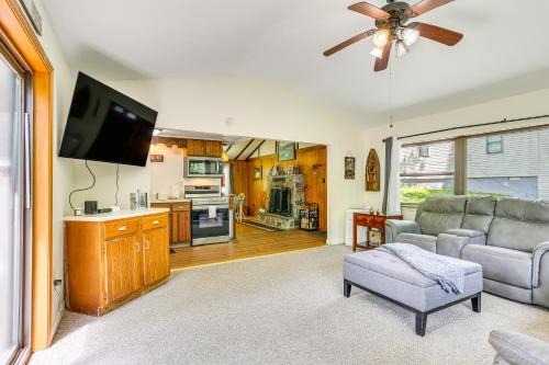 Spacious Lake Ariel Cabin with Deck and Pool Access! in Lake Ariel, USA