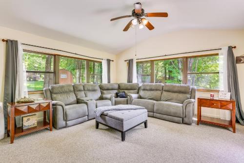 Spacious Lake Ariel Cabin with Deck and Pool Access! in Lake Ariel, USA