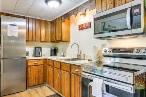 Spacious Lake Ariel Cabin with Deck and Pool Access! in Lake Ariel, USA