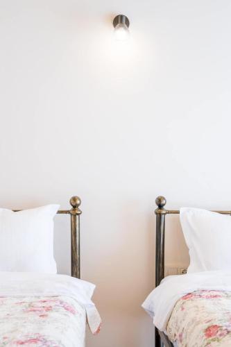 2 twin beds