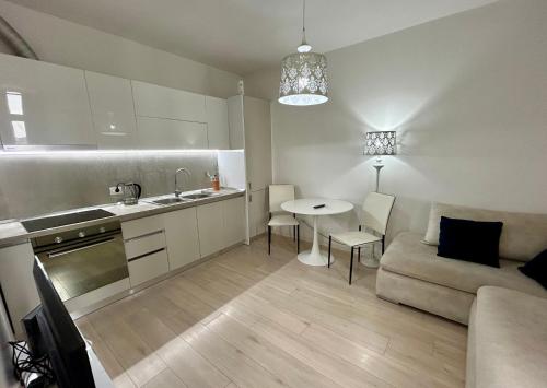 Lovely and Central Apartment - 24H Self Check-In, Tirana (photo 2)