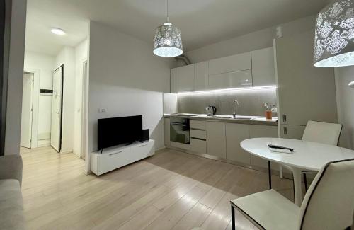 Lovely and Central Apartment - 24H Self Check-In, Tirana (photo 4)