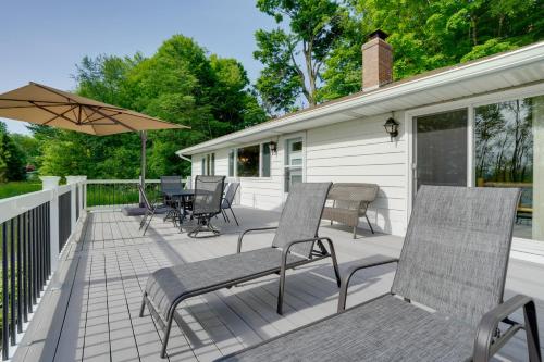 Lakefront Home in Hartford Hot Tub, Kayaks and Dock