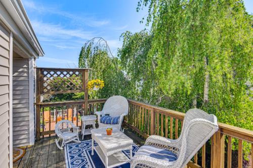 Beautiful Portsmouth Cottage By the Sea w/ Jacuzzi in Portsmouth (RI)