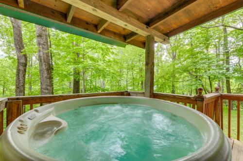 Serene Maggie Valley Retreat with Deck and Hot Tub! in Maggie Valley, USA
