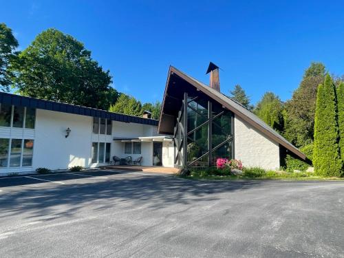 Toll Road Inn in Manchester, USA