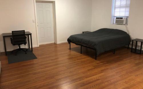 Large and private apartment, Sleeps up to 8 comfortably, NYC train 5-minute walk in Elizabeth, USA