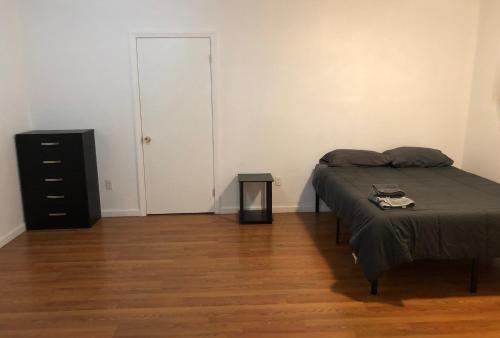 Large and private apartment, Sleeps up to 8 comfortably, NYC train 5-minute walk in Elizabeth, USA