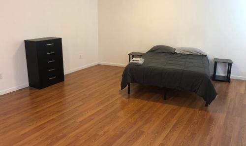 Large and private apartment, Sleeps up to 8 comfortably, NYC train 5-minute walk in Elizabeth, USA