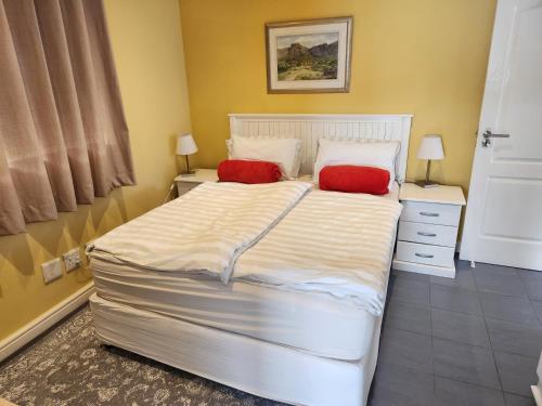 Charming fully fitted double storey Cottage near Constantia Village - image 2