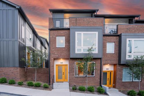 Your St Elmo Getaway for Rock City & Ruby Falls, 2BD townhome, 6 min to downtown in Chattanooga, USA