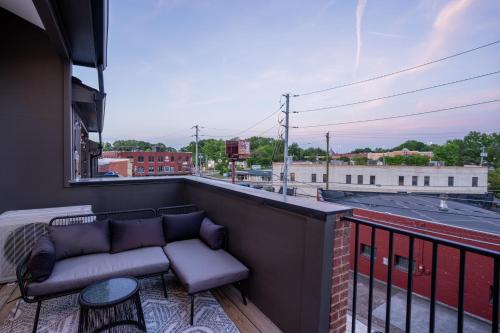Your St Elmo Getaway for Rock City & Ruby Falls, 2BD townhome, 6 min to downtown in Chattanooga, USA