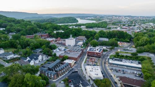 Your St Elmo Getaway for Rock City & Ruby Falls, 2BD townhome, 6 min to downtown in Chattanooga, USA
