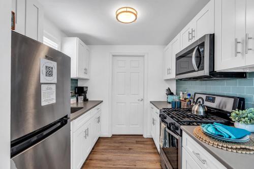 Facilities, Highly Rated Beach House Blocks to Beach & Main St 6 Badges, Patio, Grill in Belmar