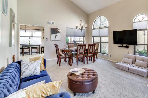 Charming Albuquerque Townhouse about 13 Mi to Downtown in Alameda, USA