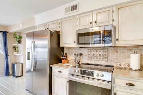 Charming Albuquerque Townhouse about 13 Mi to Downtown in Alameda, USA