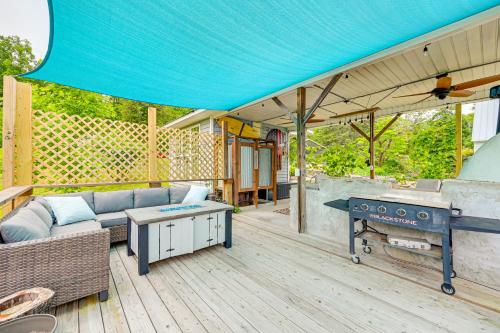 Ronda Home with Hot Tub and Fire Pit, Near Wineries! in โจนส์วิลล์ (NC)