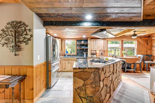 Ronda Home with Hot Tub and Fire Pit, Near Wineries! in โจนส์วิลล์ (NC)