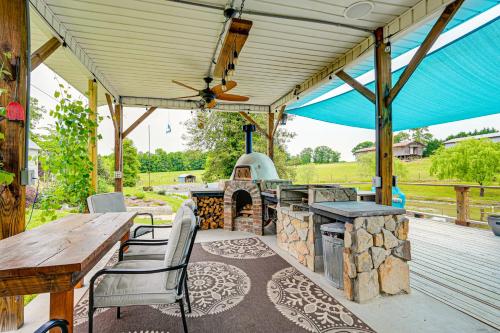 Ronda Home with Hot Tub and Fire Pit, Near Wineries! in โจนส์วิลล์ (NC)