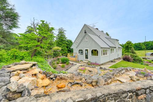 Ronda Home with Hot Tub and Fire Pit, Near Wineries! in โจนส์วิลล์ (NC)